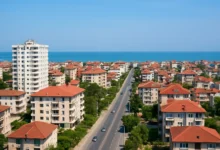 تصویر هوایی از ساختمان‌ها و آپارتمان‌های ساحلی بابلسر با نمایی از دریا و خیابان اصلی شهر